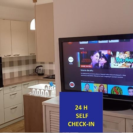 ポズナンSelf Check-In Targi Mtp Airport Szpital Pアパートメント エクステリア 写真
